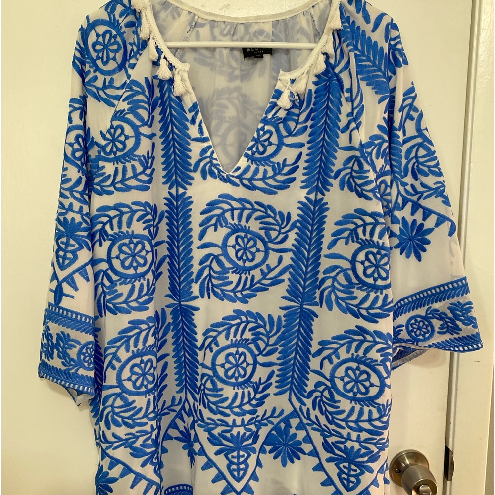 Beulah med/lg blue and white tunic, dress flared arms above the knee length
